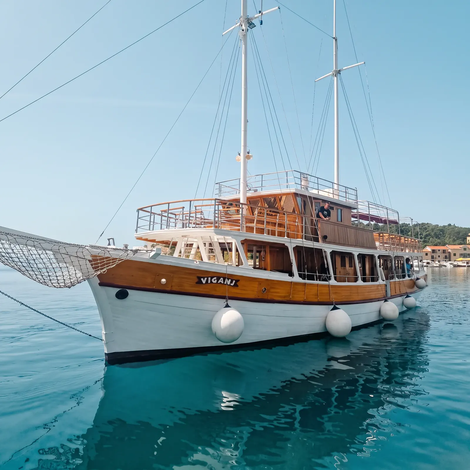 Pramac i tradicionalna drvena linija logera M/Y Viganj