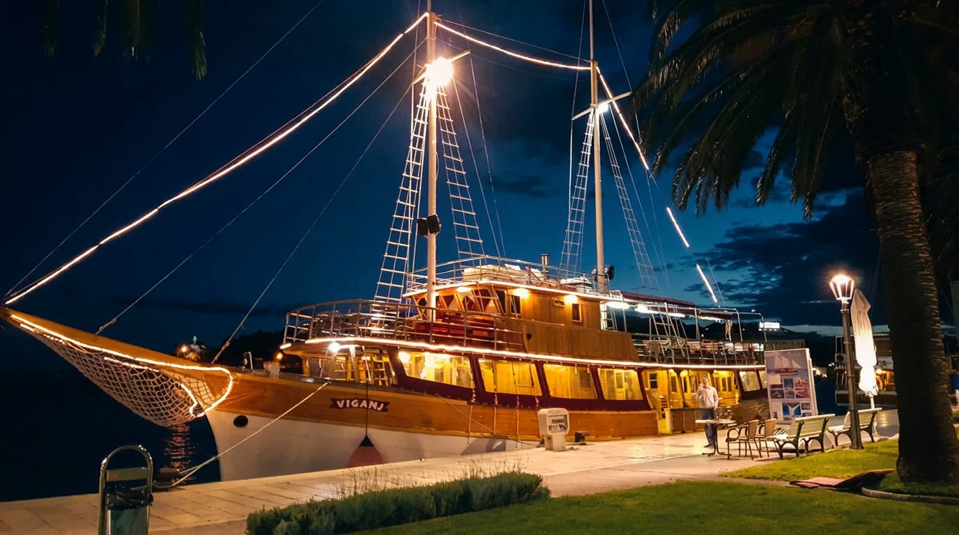 M/Y Viganj osvijetljen noću